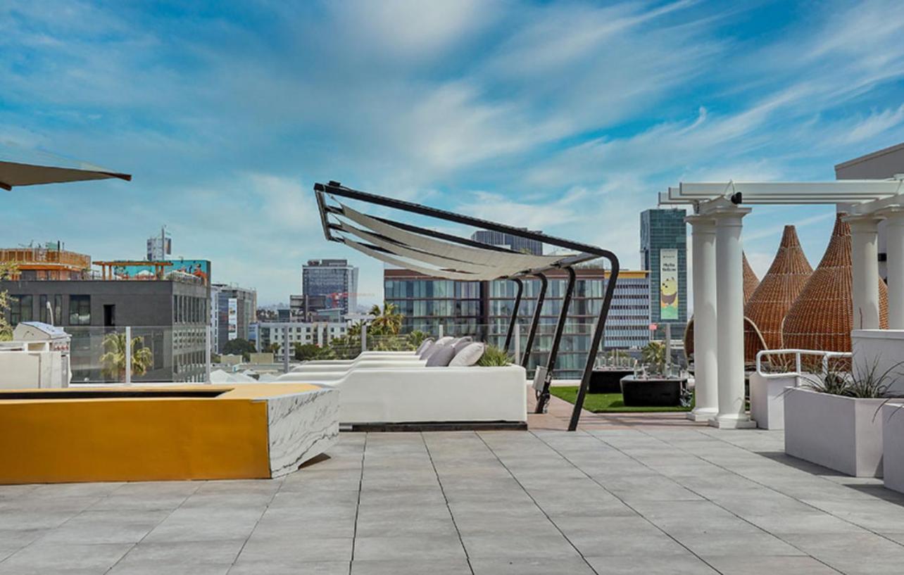 Stylish Hollywood Apartment *